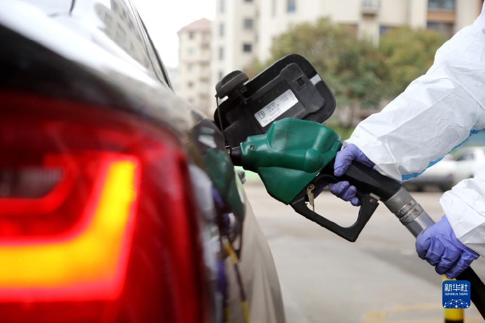 国内汽油、柴油价格每吨分别提高750元和720元